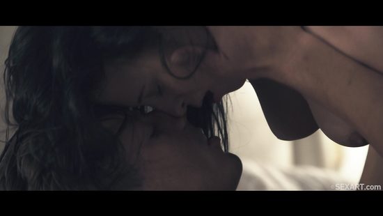 Умелый парень заставил изящную брюнетку кончать от куни и нежного траха