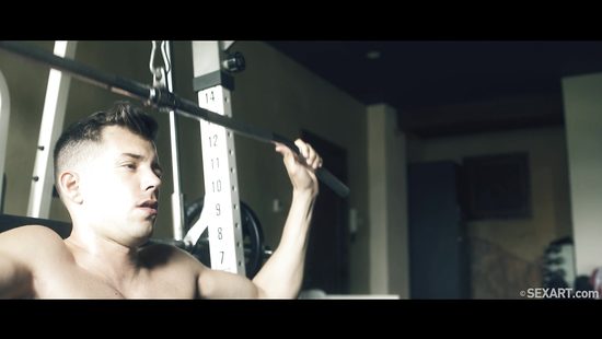 Мажор после тренировки отжарил плоскогрудую подружку в узенькую вагину