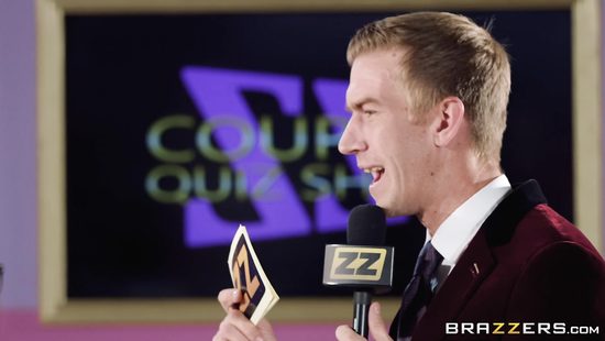 Ведущий соблазнил чужую белокурую жену на измену