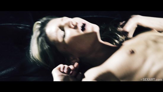 Качок нежно оттрахал худенькую девушку в личной библиотеке