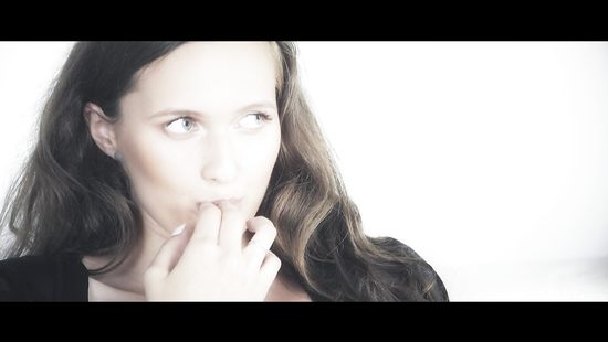 Титькастая красавица страстно скачет на эрегированном члене крепкого парня