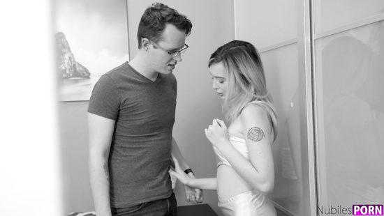 Миниатюрная нимфоманка жестко трахнулась со сводным братом в его спальне