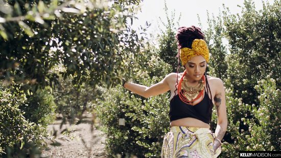 Модель в образе индийской девушки совокупляется с белым мужиком