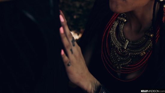 Модель в образе индийской девушки совокупляется с белым мужиком