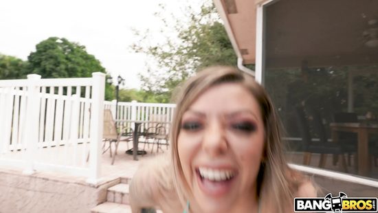 Мускулистый парень жестко отпердолил татуированную милфу возле бассейна