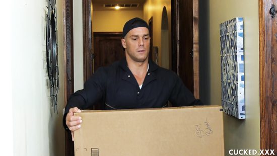 Сексапильная изменница наставила рога мужу с мускулистым грузчиком