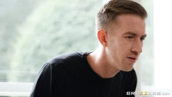 Сын хозяйки трахает новенькую горничную