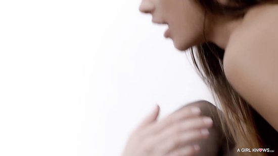 С утра в голове лишь мысли о лесбийском сексе