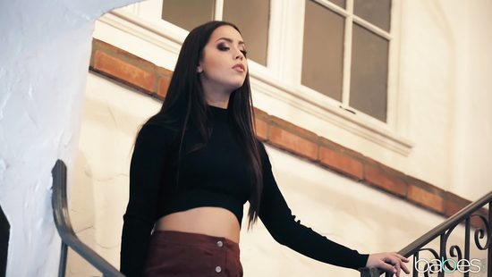 18тилетняя брюнетка разводит мужика на измену