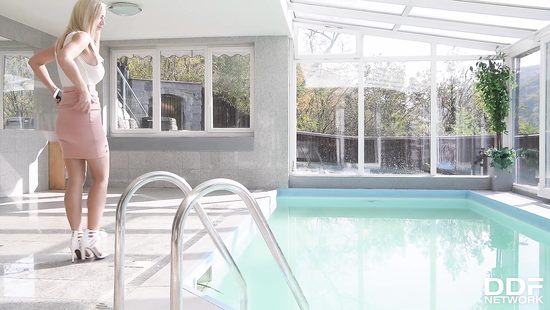 Домохозяйка заставила мойщика бассейна отодрать ее задок