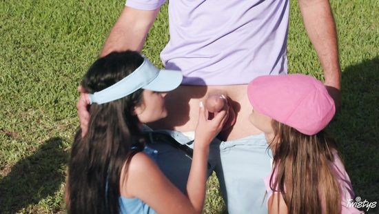 Жесткий секс ЖМЖ на поле для гольфа закончился выстрелом спермы на лицо