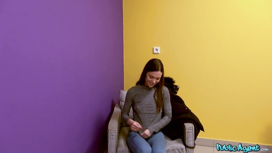 Немного денег и незнакомка уже на коленках с членом во рту