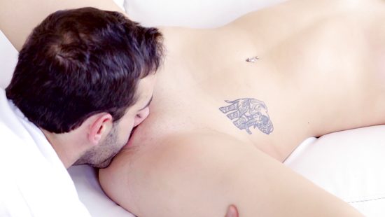 Самец испачкал густой спермой очки любимой жены