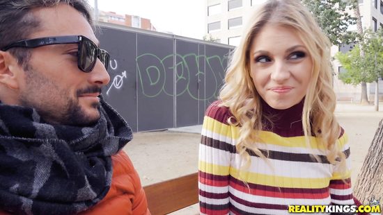 Чуваку нравится вылизывать попки молоденьким красоткам