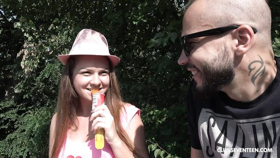 Пикапер вылизывает киску незнакомки на природе