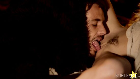 Игра престолов порно пародия. Джон Сноу трахает Дейенерис.