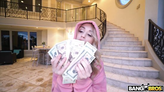 Симпатичная тёлочка заставила охранника трахаться с ней за бабло